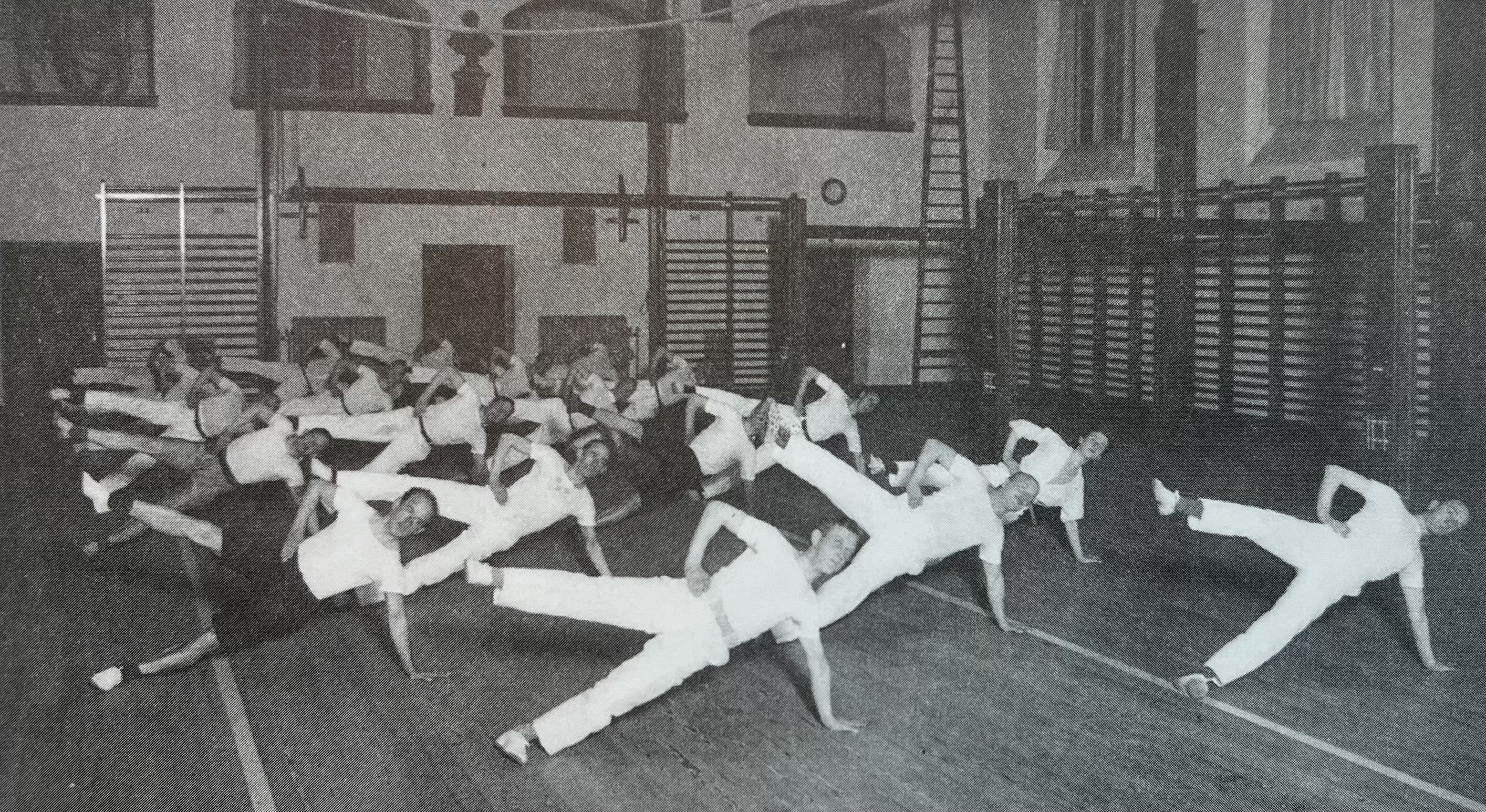 Ett gäng unga män gymnastiserar på slutet av 1800-talet. 