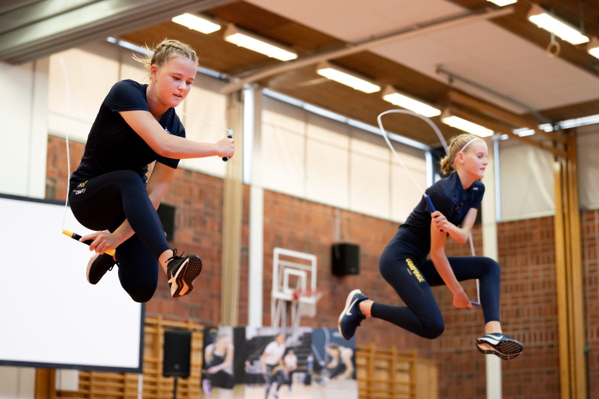 Två tjejer hoppar hopprep under SM-veckan i Linköping 2022.