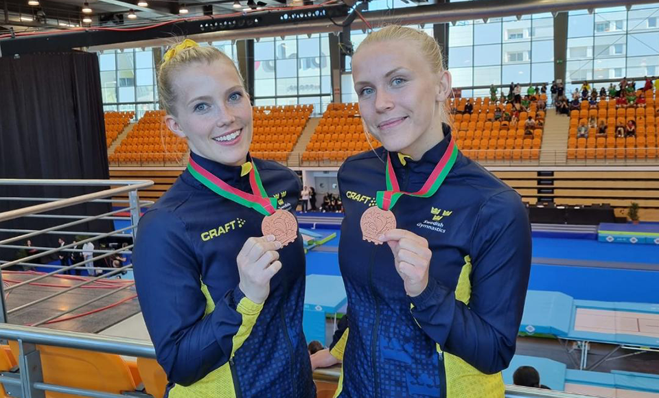 Lina och Alva visar upp bronsmedaljer