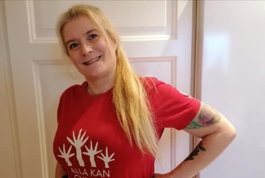 Simone Sköldin i röd Alla kan gympa t-shirt
