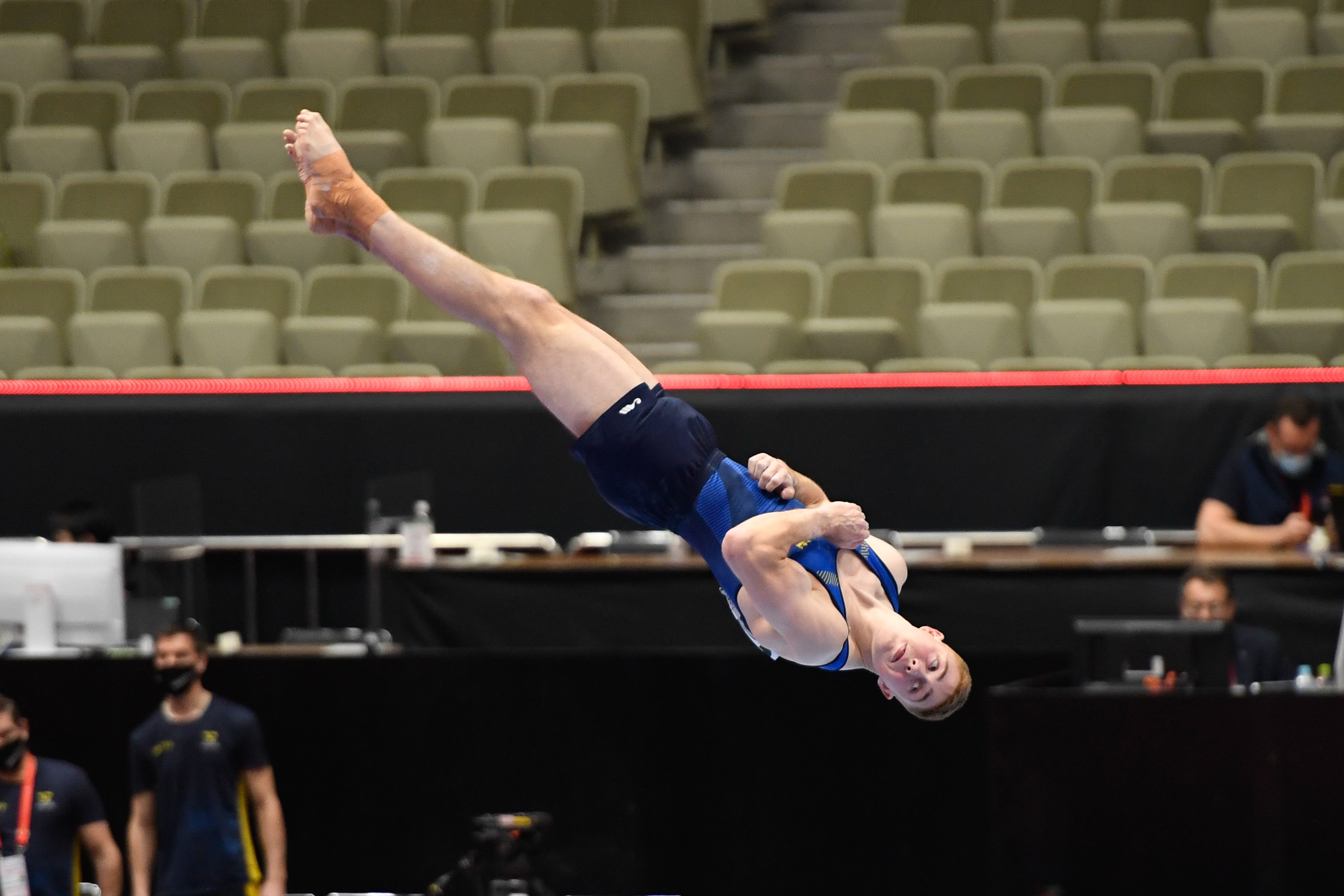 Acrobatic gymnastics hopp