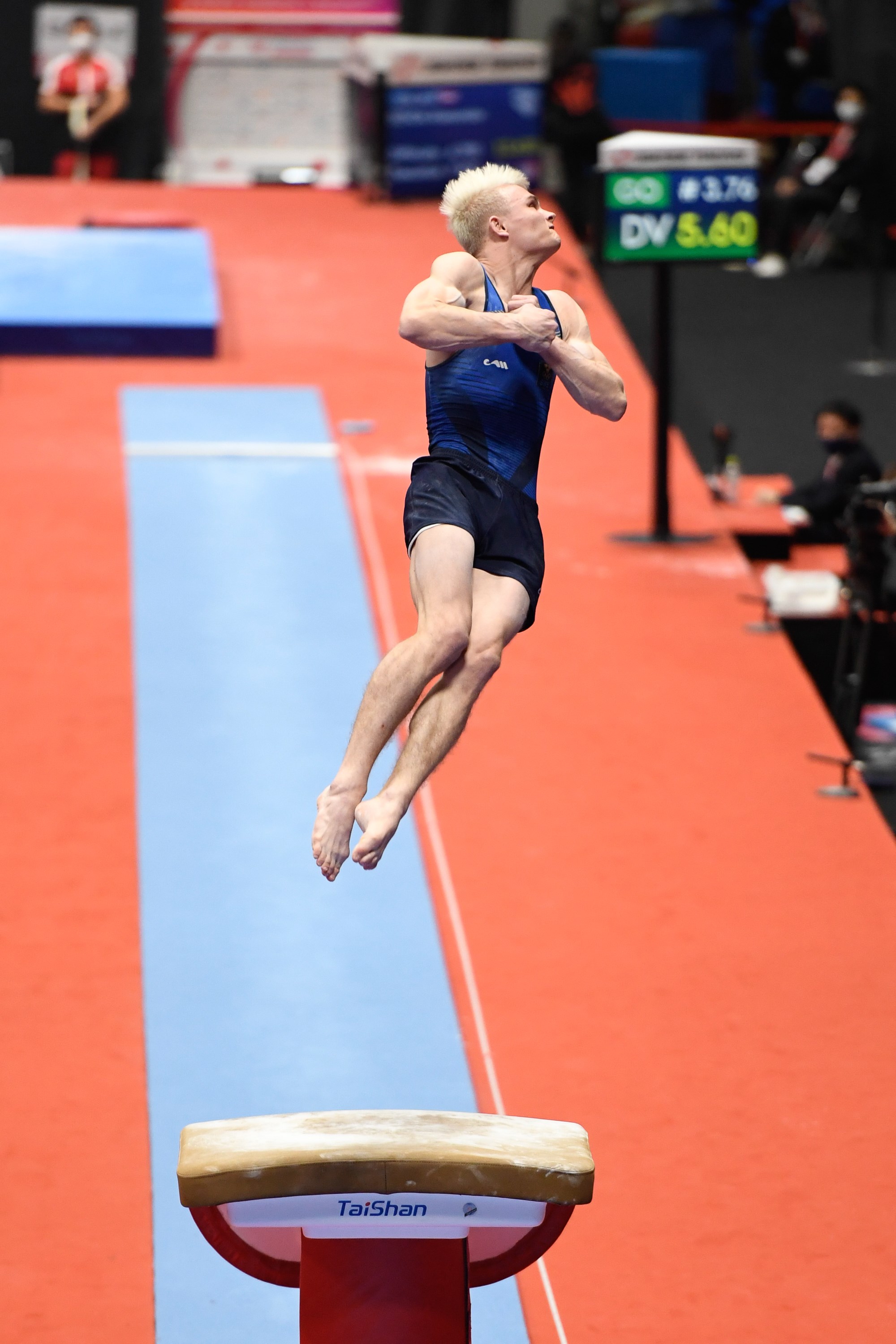 Acrobatic gymnastics hopp