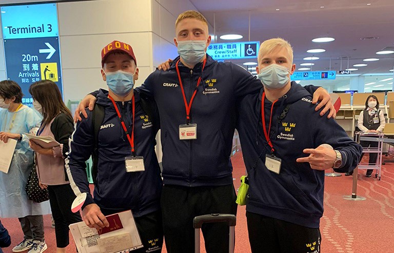 Kim, Filip och David med munskydd på flygplatsen
