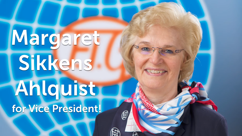 Margaret framför FIGloggan, bildtext Margaret Sikkens Ahlquist för Vice President! 