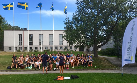Elever samlas på gräsmattan utanför Lillsveds Idrottsfolkhögskola