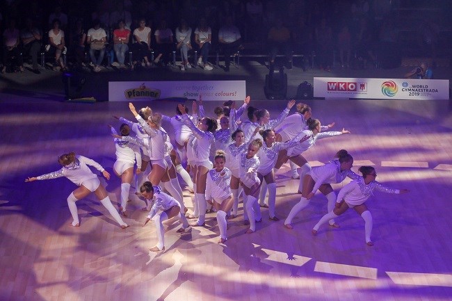 Uppvisningsgymnastik grupp med kostymer i vitt och silver