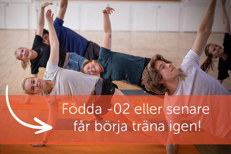 Gruppträning sidoplanka i bakgrunden, rödtonad banner med vit bildtext: Födda -02 eller senare får börja träna igen!