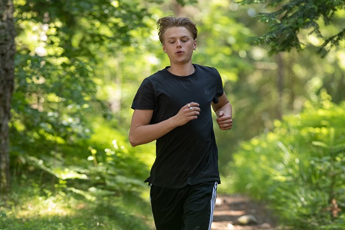 Person joggar på skogsstig