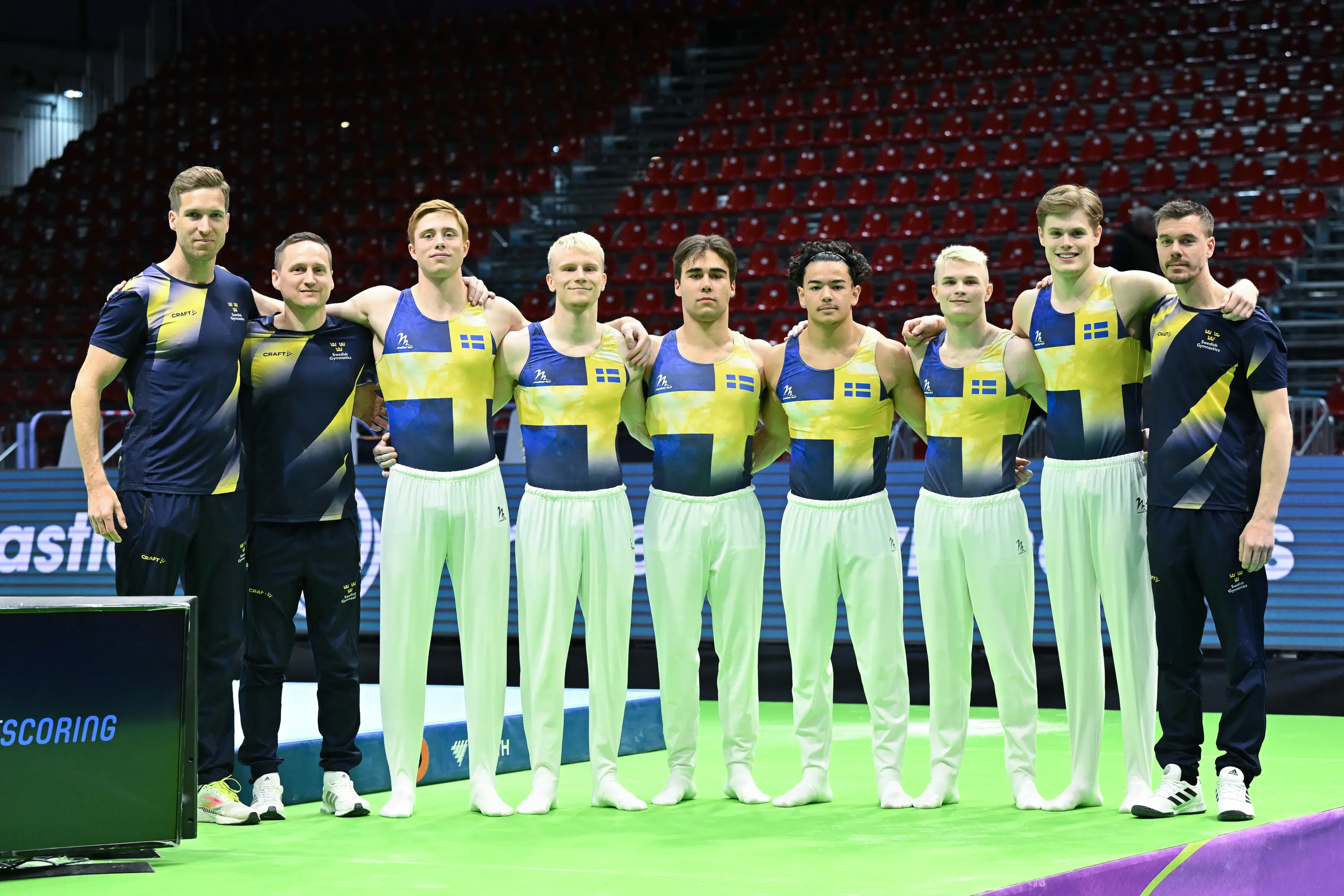 EM-laget i manlig artistisk gymnastik står uppställda efter tävling