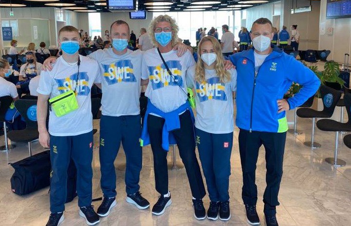 OD-delegationen uppradade på flygplatsen med munskydd på.