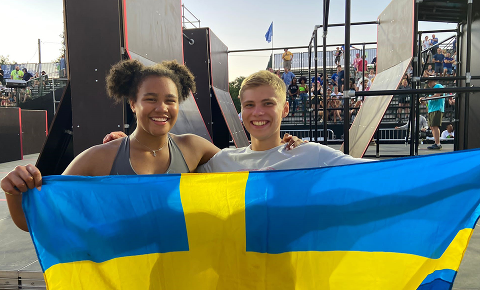 Miranda och Elis håller i svenska flaggan