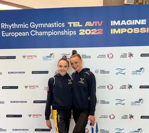 Elina och Alva i träningsoveraller på Em i rytmisk gymnastik